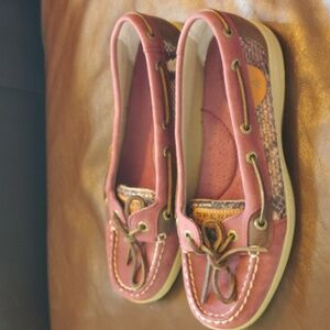 Sperry Topsiders Angelfish Boat Shoe maroon with snake print women 7.5 like new.